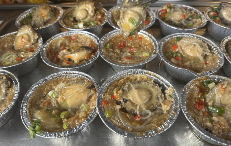 鮑魚粉絲，錫紙盅蒸製 / Abalone with glass noodles in foil cups