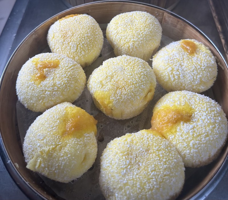 蒸籠奶黃包 / Steamed custard buns
