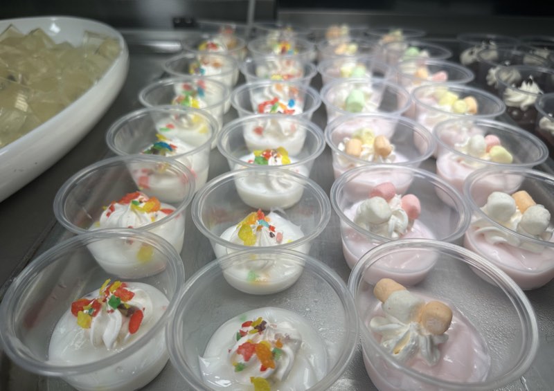 甜品杯:奶油與棉花糖 / Dessert cups with cream and marshmallows
