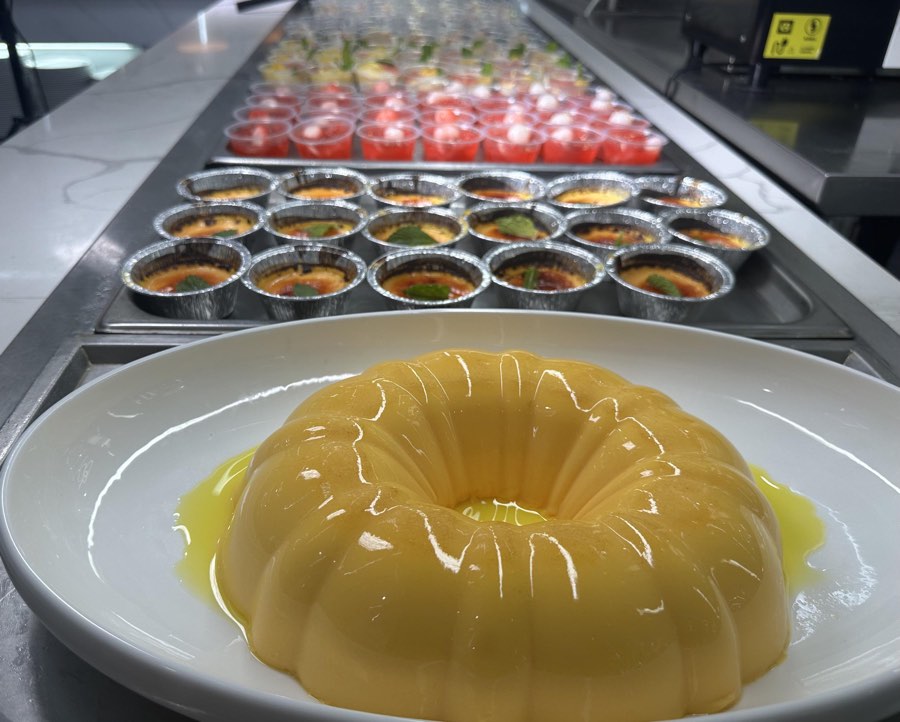 甜品檯：芒果布甸、焦糖燉蛋與果凍杯 / Dessert station: mango pudding, crème brûlée and jelly cups