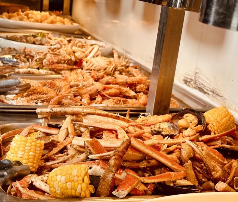 Umi 海鮮長檯:雪蟹腳、鮮蝦與玉米 / Umi seafood station: snow crab legs, shrimp and corn