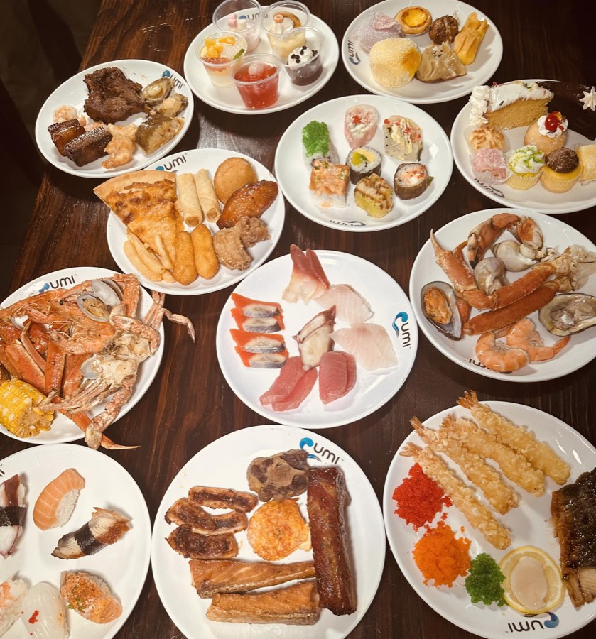 Umi 拼盤：蟹腳、壽司、刺身、天婦羅與甜點 / Umi plates: crab legs, sushi, sashimi, tempura and desserts